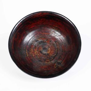 Ciotola in lacca con decori rossi su fondo nero. Cina, XX secolo  - Asta Antiquariato Giugno - Associazione Nazionale - Case d'Asta italiane