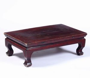 Tavolino basso in legno. Cina, XX secolo  - Asta Antiquariato Giugno - Associazione Nazionale - Case d'Asta italiane