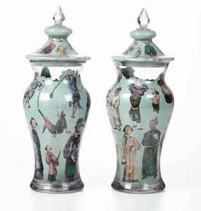 Coppia di vasi in vetro con decalcomania, Piemonte, fine XVIII, inizi XIX secolo (?)  - Asta Antiquariato Giugno - Associazione Nazionale - Case d'Asta italiane