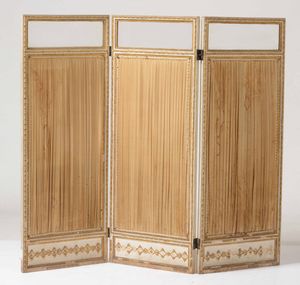 Paravento a tre ante in legno intagliato, laccato e dorato e stoffa. XIX secolo  - Asta Antiquariato Giugno - Associazione Nazionale - Case d'Asta italiane