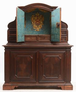 Grande credenza in noce a due corpi. Italia centrale, XVIII-XIX secolo  - Asta Antiquariato Giugno - Associazione Nazionale - Case d'Asta italiane