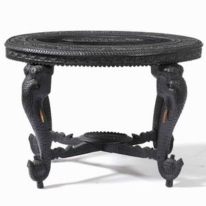 Fornitura da salotto in legno intagliato a motivi zoomorfi, XX secolo  - Asta Antiquariato Giugno - Associazione Nazionale - Case d'Asta italiane