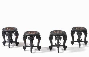 Fornitura da salotto in legno intagliato a motivi zoomorfi, XX secolo  - Asta Antiquariato Giugno - Associazione Nazionale - Case d'Asta italiane