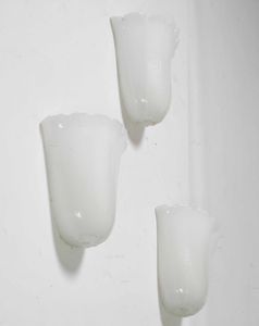 Tre appliques in vetro lattimo. XX secolo  - Asta Antiquariato Giugno - Associazione Nazionale - Case d'Asta italiane