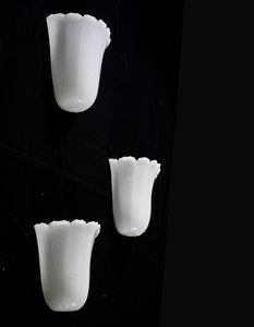 Tre appliques in vetro lattimo. XX secolo  - Asta Antiquariato Giugno - Associazione Nazionale - Case d'Asta italiane