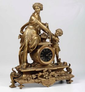 Orologio in bronzo dorato sormontato da scena allegorica. Francia, XIX secolo  - Asta Antiquariato Giugno - Associazione Nazionale - Case d'Asta italiane