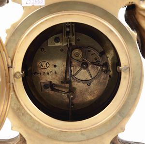 Orologio in bronzo dorato sormontato da scena allegorica. Francia, XIX secolo  - Asta Antiquariato Giugno - Associazione Nazionale - Case d'Asta italiane