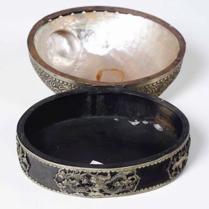 Scatola con coperchio ricavato da conchiglia, XX secolo  - Asta Antiquariato Giugno - Associazione Nazionale - Case d'Asta italiane