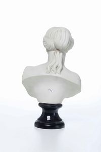 Busto femminile in biscuit su base in legno tornito  - Asta Antiquariato Giugno - Associazione Nazionale - Case d'Asta italiane