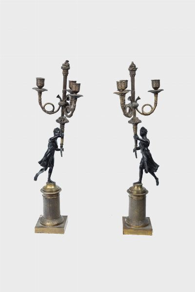 COPPIA DI CANDELIERI : H. cm 57 In bronzo patinato e dorato; corpo con figure maschili reggenti le tre luci  - Asta Antiquariato, Argenti, Dipinti e Sculture - Associazione Nazionale - Case d'Asta italiane