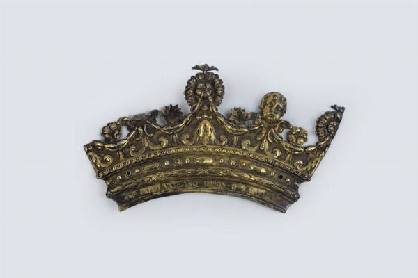 CORONA PER ICONA : Peso gr 140 1 In vermeille  sbalzata e cesellata  reca data1655 Mancanze e difetti (elemento laterale sinistro di chiusura e volto di un cherubino)  - Asta Antiquariato, Argenti, Dipinti e Sculture - Associazione Nazionale - Case d'Asta italiane