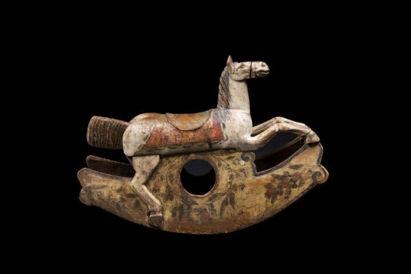 CAVALLO A DONDOLO : H. cm 84 5x122 legno dipinto Gi Collezione Antiquario Accorsi  Torino (etichetta cartacea) Piccoli difetti  - Asta Antiquariato, Argenti, Dipinti e Sculture - Associazione Nazionale - Case d'Asta italiane