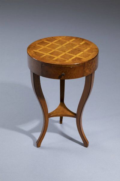 PICCOLO TAVOLINO : H. cm 62 5x41 In legno di noce; poggiante su tre gambe mosse; piano rotondo intarsiato; un cassetto sul fronte  - Asta Antiquariato, Argenti, Dipinti e Sculture - Associazione Nazionale - Case d'Asta italiane