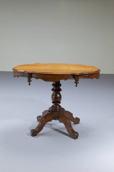 TAVOLO A FAGIOLO : H. cm 75 5x100x59 In legno di noce  piano mosso  - Asta Antiquariato, Argenti, Dipinti e Sculture - Associazione Nazionale - Case d'Asta italiane