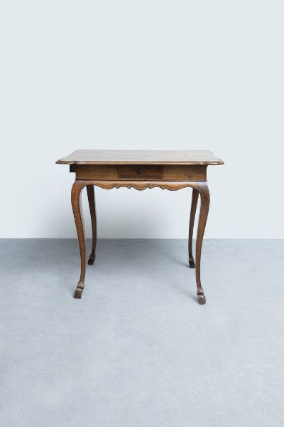 PICCOLO SCRITTOIO : H. cm 80x91x61 In legno di noce  in stile Luigi XV  cassetto sul fronte  - Asta Antiquariato, Argenti, Dipinti e Sculture - Associazione Nazionale - Case d'Asta italiane