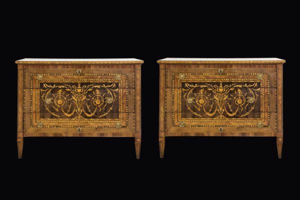 COPPIA DI CASSETTONI : H. cm 101x131x58 In legno di noce  probabilmente Piacenza  XVIII secolo  intarsiati in varie essenze pregiate a motivi floreali  vegetali e animali. Piano intarsiato in legni pregiati. Un cassettone presenta calatoia con sei cassettini Gamba dritta  - Asta Antiquariato, Argenti, Dipinti e Sculture - Associazione Nazionale - Case d'Asta italiane