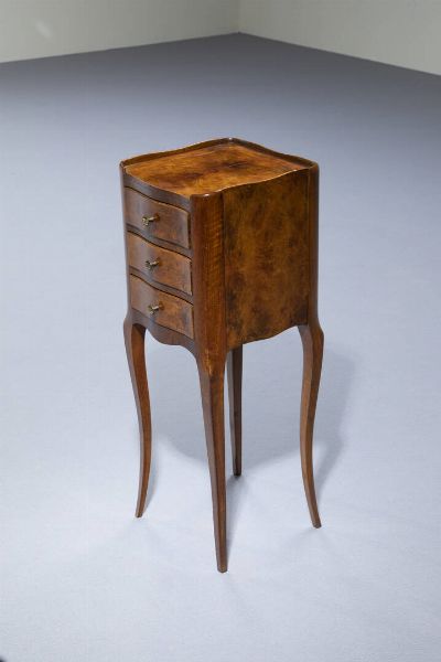 PICCOLO CASSETTONCINO : H. cm 73 5x26 5x26 5 In legno di noce  fronte a tre cassetti; gamba mossa  - Asta Antiquariato, Argenti, Dipinti e Sculture - Associazione Nazionale - Case d'Asta italiane