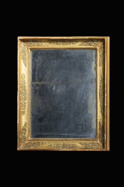 SPECCHIERA : H. cm 60x48 In legno dorato  decorato con fregi ottocenteschi a palmetta e motivi a volute  XX secolo. Difetti  - Asta Antiquariato, Argenti, Dipinti e Sculture - Associazione Nazionale - Case d'Asta italiane