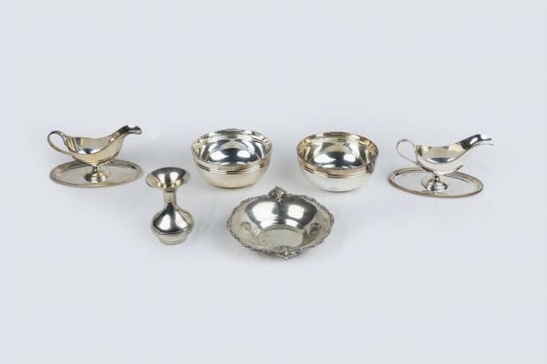 LOTTO DI SEI OGGETTI IN ARGENTO : Peso complessivo gr 1822 9 Composto da: - 1 ciotola in argento con bordo sagomato (ammaccature). Peso gr 172 6 - 2 salsiere con piattino. Peso gr 392 2 e 390 0 - 2 ciotole ciotole lisce. Peso gr 699 9 - 1 piccolo vaso con corpo bombato. Peso gr 168 2  - Asta Antiquariato, Argenti, Dipinti e Sculture - Associazione Nazionale - Case d'Asta italiane