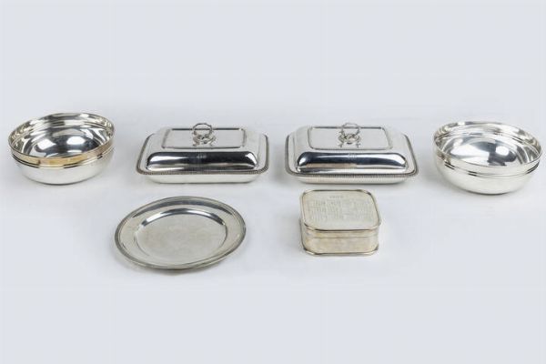 LOTTO DI SEI OGGETTI IN ARGENTO : Peso gr 5495 7 Composto da: - 1 piatto  Diam. 24 5. Peso gr 336 4 - 2 ciotole bombate. Peso gr 858 3 - 1 scatola in argento 925/1000 con calendario inciso. Peso gr 834 -  2 portavivande di forma rettangolare con punzoni inglesi. Peso gr 1749 2 e1718 0  - Asta Antiquariato, Argenti, Dipinti e Sculture - Associazione Nazionale - Case d'Asta italiane