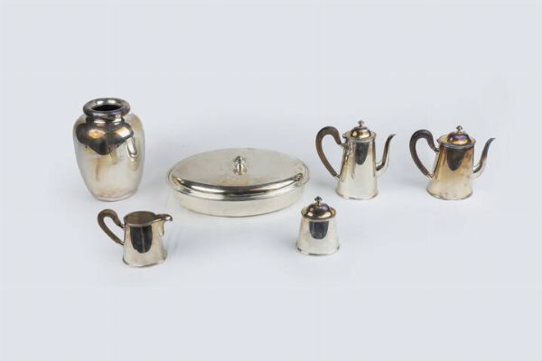 LOTTO DI SEI OGGETTI IN ARGENTO : Peso gr 5000 composto da: - 1 vaso bombato  firmato Cassetti  Grande ammaccattura della base. Peso gr 1355 3 - 1 portavivande ovale con coperchio ed interno in vetro. Peso gr 1991 8 -1 servizo composto da lattiera  teiera  caffettiera. Peso gr 1652 9  - Asta Antiquariato, Argenti, Dipinti e Sculture - Associazione Nazionale - Case d'Asta italiane