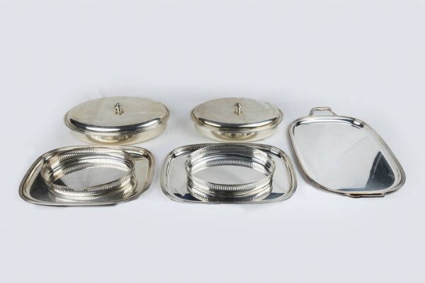 LOTTO DI SETTE OGGETTI IN ARGENTO : Peso gr 9701 1 Composto da: - 1 portavivande di forma ovale con interno in vetro. Peso gr 2002 7   - 1 portavivande ovale con interno in vetro. Peso gr 2375 1 - 2 vassoi di forma ovale con bordo traforato. Peso gr 508 e 484 9  - 1 grande vassoio di forma rettangolare. Peso gr 1050 - 1 vassoio rettangolare. Peso gr 1335 5 - 1 vassoio con manici  di forma ovale. Peso gr 1944 9  - Asta Antiquariato, Argenti, Dipinti e Sculture - Associazione Nazionale - Case d'Asta italiane