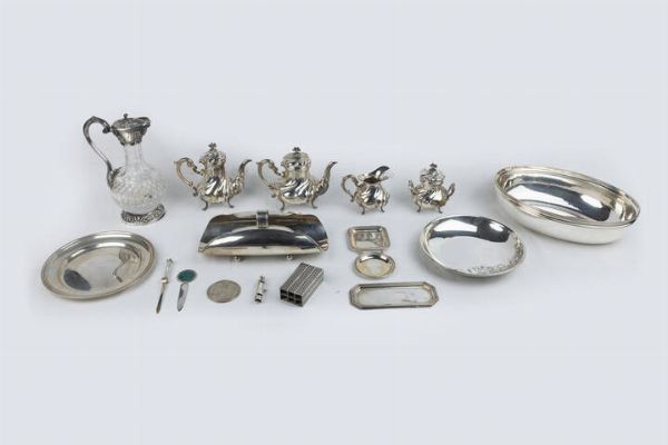LOTTO DI TREDICI OGGETTI IN ARGENTO : Peso gr 4312 2 Composto da: - 1 svuotatasche firmato M. Buccellati. in argento 925/1000. Peso gr 187 6 - 1 servizio composto da: caffettiera  teiera  lattiera e zuccheriera con corpi bombati lavorati a torchon. Prese a forma di fiore. Poggianti su quattro piedini. Peso gr 1191 5 - 1 portagrissini. Peso gr 539 8 - 1 portapenne. Peso gr 544 0 - 1 tagliacarte in argento 925/1000. Peso gr 40 2 - 1 piatto. Peso gr 290 4 - 1 fischietto in argento 925/1000  firmato Fasano  Peso gr 37 7 - 1 tagliacarte in argento 925/1000  a forma di spada  firmato Percossi Papi. con gemma azzurra sull'impugnatura. Peso gr 25 9 - 1 medaglia commemorativa Alma Mater Studiorum Secularia Nona. Peso gr 139 1 - 1 piattino rettangolare. Peso gr 77 6 - 1 piatto tondo  in argento 925/1000 con sbalzo a motivi di frutta. Peso gr 266 5 - 1 centrotavola di forma ovale. Peso gr 877 9 - 1 versatoio con corpo in vetro; base e versatoio in argento 925/1000 con punzoni inglesi.  - Asta Antiquariato, Argenti, Dipinti e Sculture - Associazione Nazionale - Case d'Asta italiane