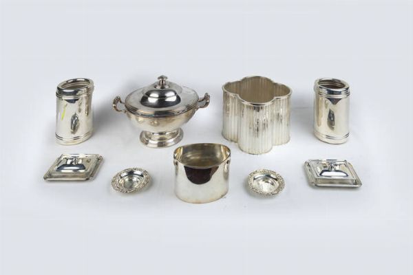 LOTTO DI NOVE OGGETTI IN ARGENTO : Peso gr 7573 8 Composto da: - 1 centrotavola con manici e coperchio con presa geometrica e base circolare. Peso gr 2218 2 - 1 secchiello portaghiaccio. Peso gr 538 1 - 2 portaoggetti di forma rettangolare con base in cristallo e coperchio in argento. Peso netto gr 309 4 - 1 grande vaso polilobato a quadrifoglio. Peso gr 2635 8 - 2 portabottiglie. Peso gr 1694 7 - 1 coppia di piccoli piattini. Peso gr177 6  - Asta Antiquariato, Argenti, Dipinti e Sculture - Associazione Nazionale - Case d'Asta italiane
