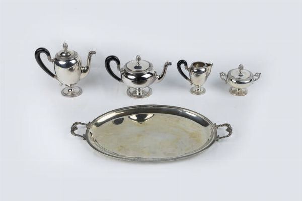 SERVIZIO IN ARGENTO : Peso gr 2598 8 Composto da  vassoio  caffettiera  teiera  lattiera e zuccheriera con manici in legno ebanizzato; prese a pigna e decori a palmette  - Asta Antiquariato, Argenti, Dipinti e Sculture - Associazione Nazionale - Case d'Asta italiane