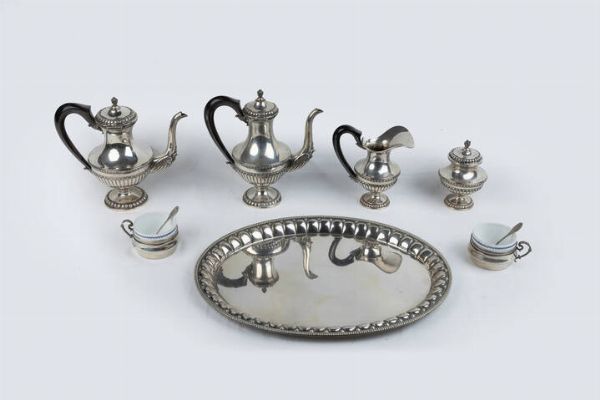 SERVIZIO IN ARGENTO : Peso gr 3270 7 Servizio in argento composto da: caffettiera  teiera  lattiera  zuccheriera  vassoio e 2 tazze con interno in ceramica Richard Ginori e 2 cucchiaini. Corpi bombati  prese a motivo floreale  versatoi decorati con teste di aquile poggianti su basi circolari. Manici in legno ebanizzato  - Asta Antiquariato, Argenti, Dipinti e Sculture - Associazione Nazionale - Case d'Asta italiane