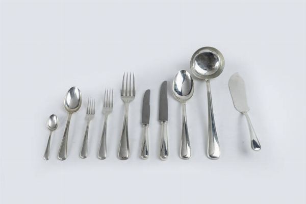 BUCCELLATI : peso gr 237.3 peso gr 365.4 peso gr 511.6 peso gr 811.0 peso gr 231.2 peso gr 327.9 peso gr 472.9 peso gr 807.4 Servizio in argento 925/1000  firmato Gian Mario Buccellati  composto da:  - 1 mestolo  - 3 posate  - 12 forchette piccole - 12 cucchiai grandi - 12 cucchiaini - 12 coltelli piccoli - 12 coltelli grandi  - 12 forchette grandi  - Asta Antiquariato, Argenti, Dipinti e Sculture - Associazione Nazionale - Case d'Asta italiane