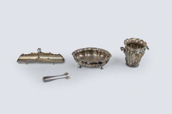 LOTTO DI QUATTRO OGGETTI IN ARGENTO : Composto da: - portagrissini. Peso gr 186 5 - vaso bombato con prese a volute. Peso gr  566 3 - pinza per zollette di zucchero. Peso gr 43 3 - centrotavola ovale con bordo mosso. Peso gr 319 6  - Asta Antiquariato, Argenti, Dipinti e Sculture - Associazione Nazionale - Case d'Asta italiane