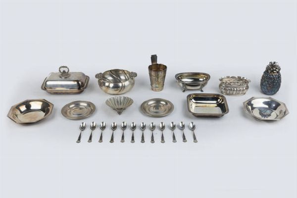 LOTTO DI VENTIQUATTRO OGGETTI IN ARGENTO : Peso complessivo gr 3113 9 Composto da: - 1 vaso a forma di botte. Peso gr 202 5 - 1 fioriera di forma ovale. Peso gr 275 4 - 12 cucchiaini. Peso gr174 4 - 2 piattini tondi. Peso gr 127 7 - 2 ciotole ottagonali. Peso gr 416 8 - 1 posacenere a forma di conchiglia. Peso gr153 7 - 1 vaso a forma di ananas. Peso gr 278 2 - 1 ciotola rotonda. Peso gr 430 9 - 1 portavivande con coperchio. Peso gr 575 4 - 1 ciotola quadrata. Peso gr 236 8 - 1 alzata di forma ovale. Peso gr 242 1  - Asta Antiquariato, Argenti, Dipinti e Sculture - Associazione Nazionale - Case d'Asta italiane