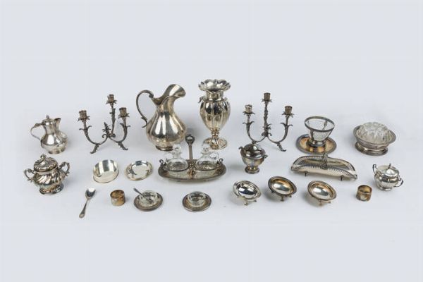 LOTTO DI  VENTI OGGETTI IN ARGENTO : Peso complessivo gr 4796 9 Composto da: - 1 zuccheriera con corpo bombato lavorata a torchon. Peso gr 247 0 - 1 caffettiera con corpo liscio. Peso gr 285 6 - 3 saliere di forma ovale. Poggianti su quattro piedi leonini. Peso gr 172 7 - 1 zuccheriera con presa  a pigna. Peso gr 179 3 - 1 zuccheriera polilobata. Peso gr 98 - 1 vaso bombato con collo sagomato. Peso gr 543 5 - 1 brocca. Peso gr 836 0 - 1 scatola ovale con coperchio in argento 925/1000. Peso gr 155 9 - 2 portatovaglioli. Peso gr 18 7 - 1 set oliera e acetiera; base in argento  bottiglie in cristallo. Peso gr 333 9 - 2 saliere con contenitori in cristallo  due piattini e due cucchiani in argento. Peso gr 101 0 - 1 zuccheriera in cristallo con base e cucchiaino in argento. Peso gr 349 5 - 1 coppia di candelabri  a volute a tre luci. Peso gr 1153 6 - 1 portafiori con base in argento e struttura in cristallo. Peso gr 140 2 - 1 portagrissini. peso gr 182 0  - Asta Antiquariato, Argenti, Dipinti e Sculture - Associazione Nazionale - Case d'Asta italiane