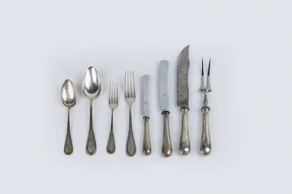 SERVIZIO DI POSATE : Peso gr 1726 2 Composto da: - 6 forchette grandi.  - 6 coltelli grandi - 6 cucchiai grandi - 6 forchette medie - 6 coltelli medi - 6 cucchiai medi - 2 posate da arrosto  - Asta Antiquariato, Argenti, Dipinti e Sculture - Associazione Nazionale - Case d'Asta italiane