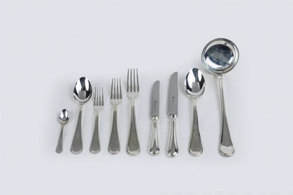SERVIZIO IN ARGENTO : Peso gr 3398 0 Composto da: - 12 cucchiaini - 1 mestolo - 12 forchette grandi - 1 forchetta grande - 12 forchette medie - 12 coltelli medi - 12 cucchiai grandi - 1 cucchiaio grande - 12 coltelli grandi  - Asta Antiquariato, Argenti, Dipinti e Sculture - Associazione Nazionale - Case d'Asta italiane