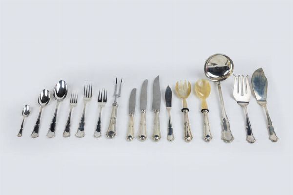 SERVIZIO IN ARGENTO : Peso gr 5121 5 Composto da: - 12 coltelli da pesce - 12 forchette da pesce - 2 posate da insalata - 12 cucchiai grandi - 1 mestolo - 12 forchette grandi - 12 forchette piccole - 2 posate da portata - 12 coltelli piccoli - 12 coltelli grandi - 12 cucchiaini - 2 posate da arrosto  - Asta Antiquariato, Argenti, Dipinti e Sculture - Associazione Nazionale - Case d'Asta italiane