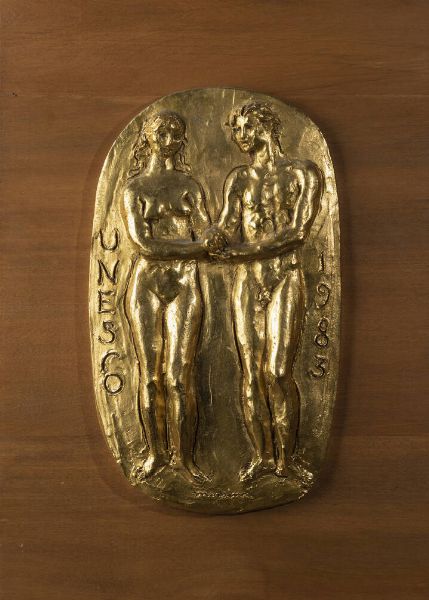 FRANCESCO MESSINA Linguaglossa (CT) 1900 - 1995 Milano : H. cm 34 5x21 bassorilievo in bronzo dorato Opera firmata in basso al centro  intitolata a sinistra e datata a destra verticalmente lungo i bordi  - Asta Antiquariato, Argenti, Dipinti e Sculture - Associazione Nazionale - Case d'Asta italiane