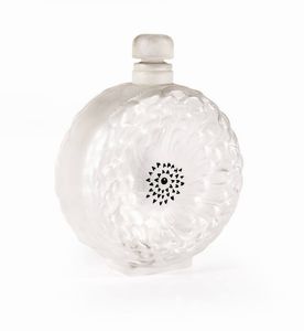 LALIQUE FRANCE - H. cm 21x16 Bottiglia in cristallo bianco e satinato  modello Dahlia  marcata Lalique - France sotto la base.  [..]