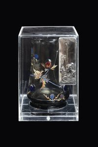 GALLE' - H. cm 21 8 Importante vaso in vetro bianco trasparente a sezione esagonale  riposante su base circolare. Decoro  [..]