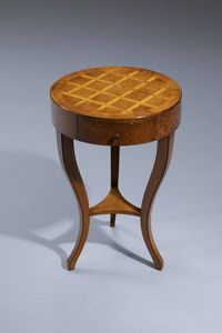 PICCOLO TAVOLINO - H. cm 62 5x41 In legno di noce; poggiante su tre gambe mosse; piano rotondo intarsiato; un cassetto sul fronte