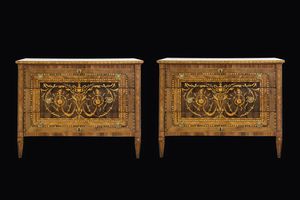 COPPIA DI CASSETTONI - H. cm 101x131x58 In legno di noce  probabilmente Piacenza  XVIII secolo  intarsiati in varie essenze pregiate  [..]