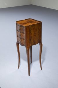 PICCOLO CASSETTONCINO - H. cm 73 5x26 5x26 5 In legno di noce  fronte a tre cassetti; gamba mossa