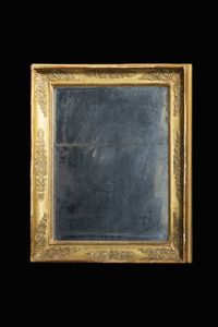 SPECCHIERA - H. cm 60x48 In legno dorato  decorato con fregi ottocenteschi a palmetta e motivi a volute  XX secolo. Difetti