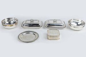 LOTTO DI SEI OGGETTI IN ARGENTO - Peso gr 5495 7 Composto da: - 1 piatto  Diam. 24 5. Peso gr 336 4 - 2 ciotole bombate. Peso gr 858 3 - 1 scatola  [..]