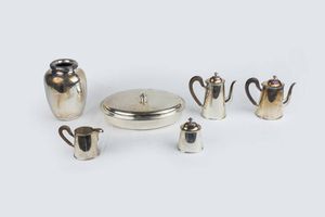 LOTTO DI SEI OGGETTI IN ARGENTO - Peso gr 5000 composto da: - 1 vaso bombato  firmato Cassetti  Grande ammaccattura della base. Peso gr 1355 3 -  [..]