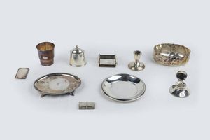 LOTTO DI DIECI OGGETTI IN ARGENTO - Peso netto gr 1681 8 Composto da: - 1 porta post-it con struttura in legno e bordi in argento 925/1000. Peso lordo  [..]