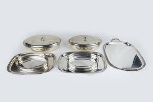 LOTTO DI SETTE OGGETTI IN ARGENTO - Peso gr 9701 1 Composto da: - 1 portavivande di forma ovale con interno in vetro. Peso gr 2002 7   - 1 portavivande  [..]