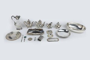 LOTTO DI TREDICI OGGETTI IN ARGENTO - Peso gr 4312 2 Composto da: - 1 svuotatasche firmato M. Buccellati. in argento 925/1000. Peso gr 187 6 - 1 servizio  [..]