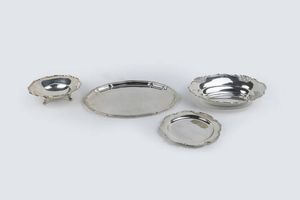 LOTTO DI QUATTRO OGGETTI IN ARGENTO - Peso gr 1933 6 Composto da: - 1 vassoio ovale con bordo mosso. Peso gr 1001 2 - 1 piatto rotondo  Peso gr 282  [..]